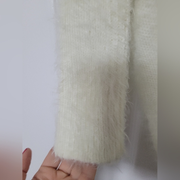 Rose Crochet Sweater - Picture 4 of 8